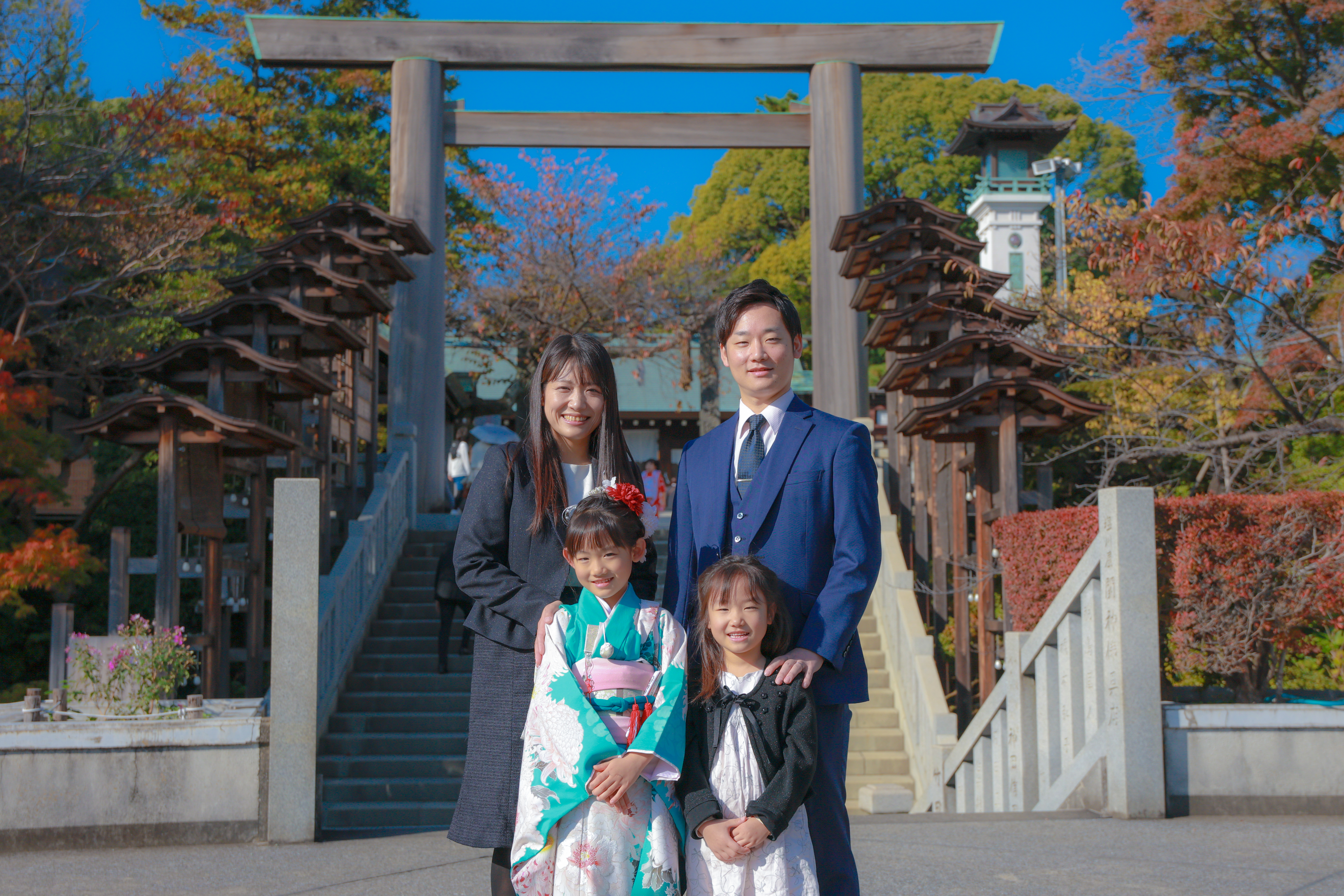 鳥居や歴史ある社殿の前で