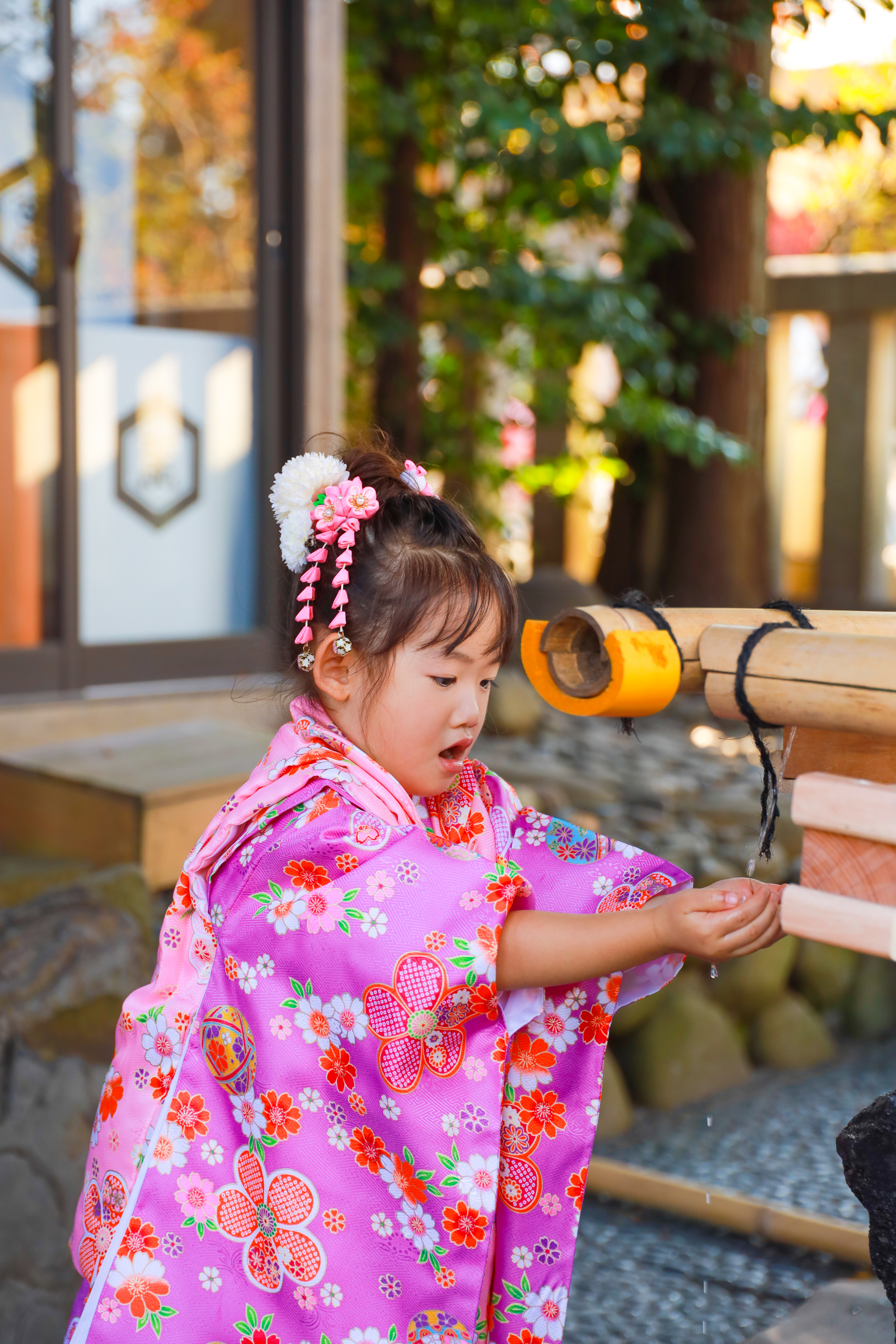 手水舎での風情あるひとコマ